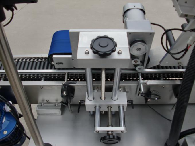 Højhastigheds fuldautomatisk hætteglasmærkning til lille flaske selvklæbende mærkat