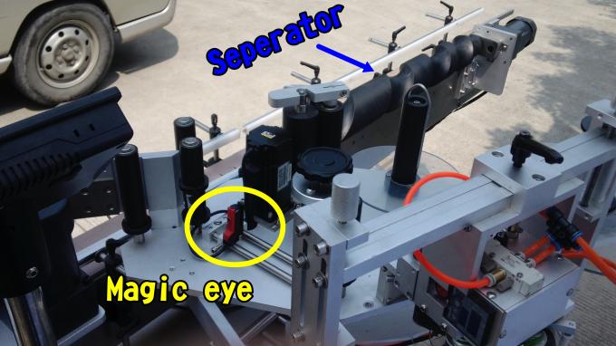 Klæbende neglelak Etikettapplikator maskine til 220V 1,5HP 50 / 60HZ runde flasker