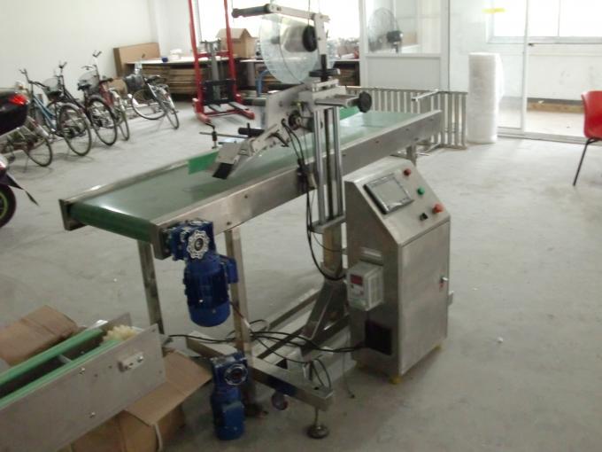 Tabelplade Selvklæbende klistermærke Flad overflademærkatapplikator med personsøgningsmaskiner, der fodrer genstande