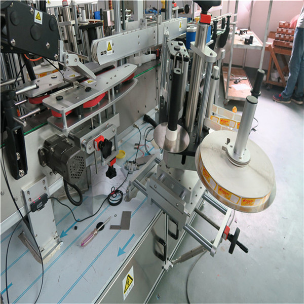 Tre lineære selvklæbende mærkningsmaskiner for / bag / hals Drikke / mad / daglig kemikalie