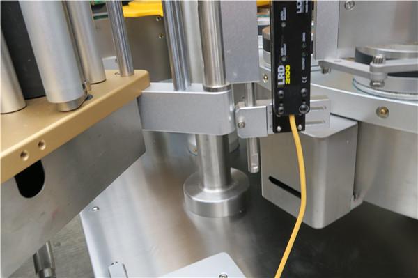 Højhastigheds roterende klistermærke maskine med påfyldningsmaskine bælte