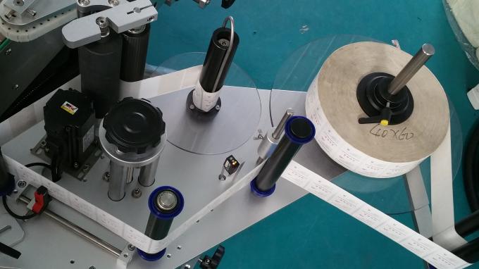 25 kg krukke firkantet flaske klistermærke applikator maskine, mærkning maskine med fodringsflasker stabil hastighed