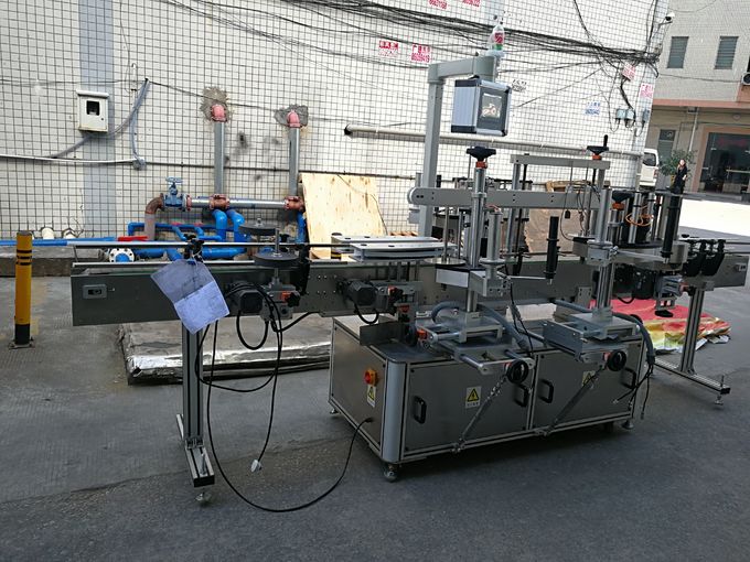 Tre etiketter selvklæbende mærkningsmaskine 110V / 380V spænding